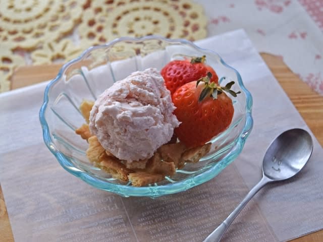 Easy handmade popular "strawberry ice cream"!Simple taste with fresh strawberries and whipped cream
