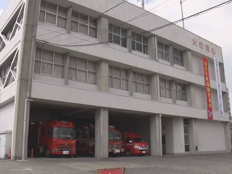 Two male firefighters have a side job of pick-up and drop-off at “Deriheru”. Each receives a reward of 2 yen or more without permission.