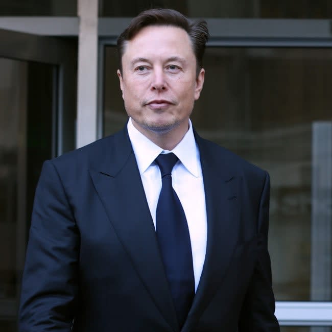 Elon Musk to post nudes on Twitter