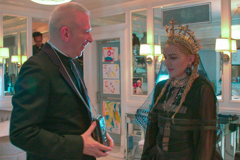 Documentary appearance following Jean-Paul Gaultier Madonna in a black dress in harmony with the cross and veil