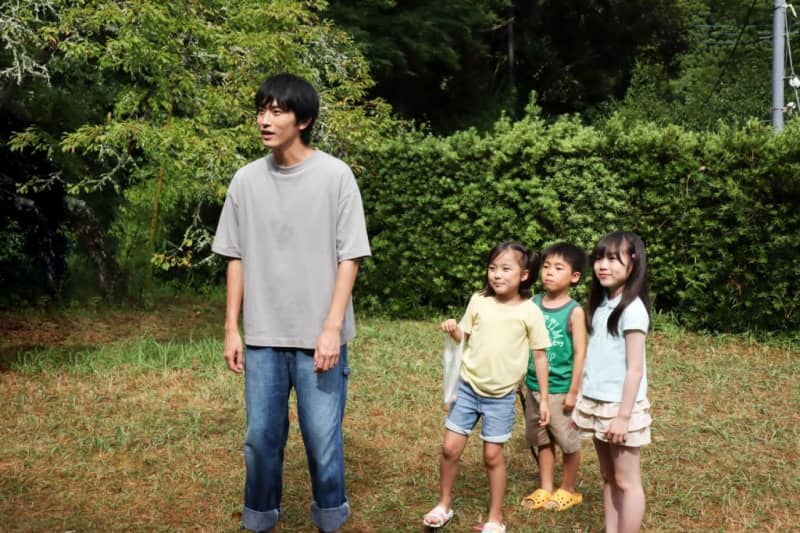 "Barakamon" Episode 6 Synopsis Seifune (Yosuke Sugino) tries to return to the island, but his mother Emi (Satomi Nagano) desperately persuades him.