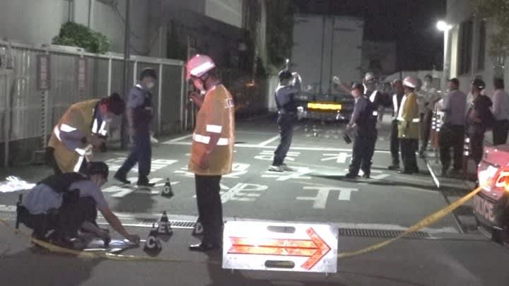大型トラックの左折に巻き込まれ下敷き　20m引きずられる　自転車の男性が重傷　山梨