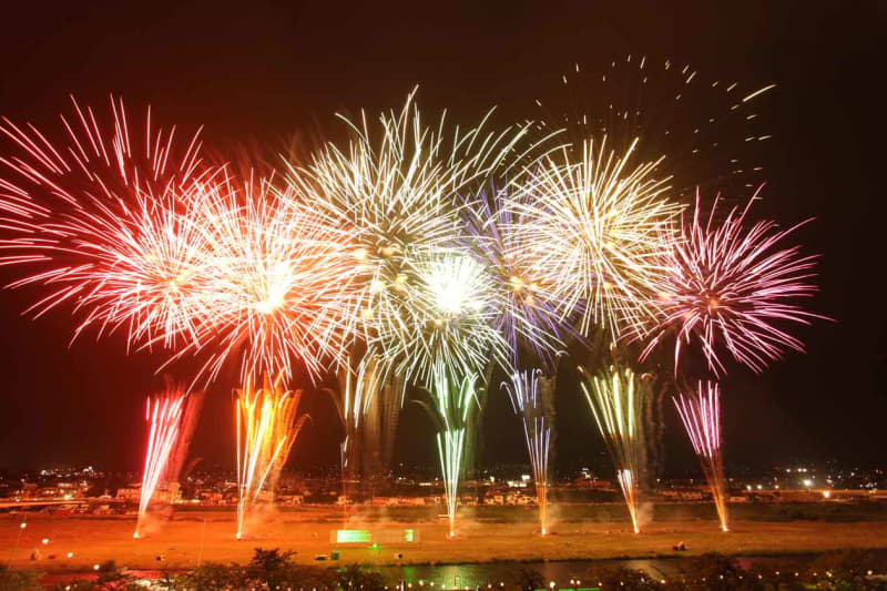 Yamanashi "Isawa Onsen Fireworks Festival" will be held for two days on August 8th (Sat) and 19th (Sat)!Enjoy the power of fireworks that explode overhead