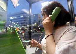 Breaking free from smartphone addiction?A young reporter tries to live without life.