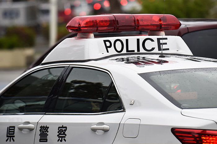 Junior high school student driving motorcycle in Nohel collides with apartment wall while chasing police car One person in the back seat escapes Naha police station
