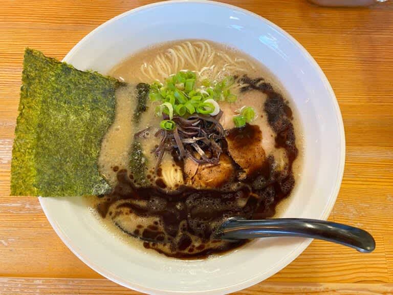 [Nagaoka City] Authentic pork bone soup and Balikata ultra-thin noodles! "Black Tonkotsu" and "Mazesoba" from "Hakata Ramen KAZU"