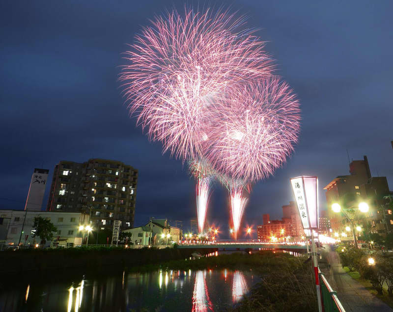 Hokkaido / Hakodate "Yunokawa Onsen Fireworks Festival" will be held on Saturday, August 8th!19 shots of squid fishing boats light up the night sky