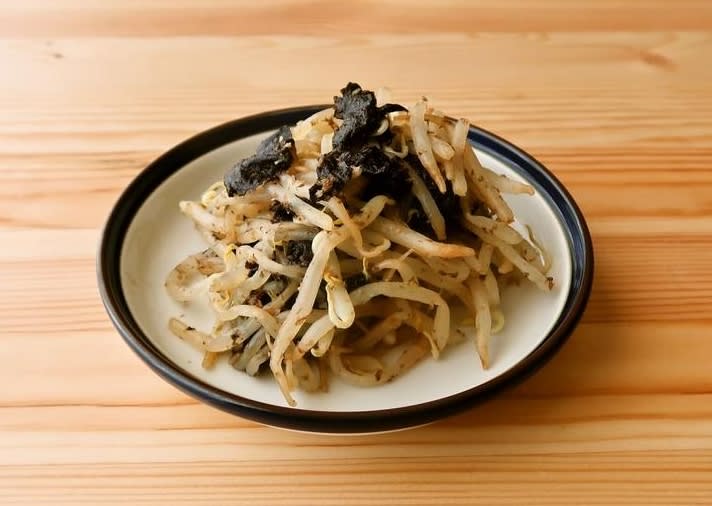You can make it quickly and use chopsticks! One more item with "seaweed and bean sprouts"