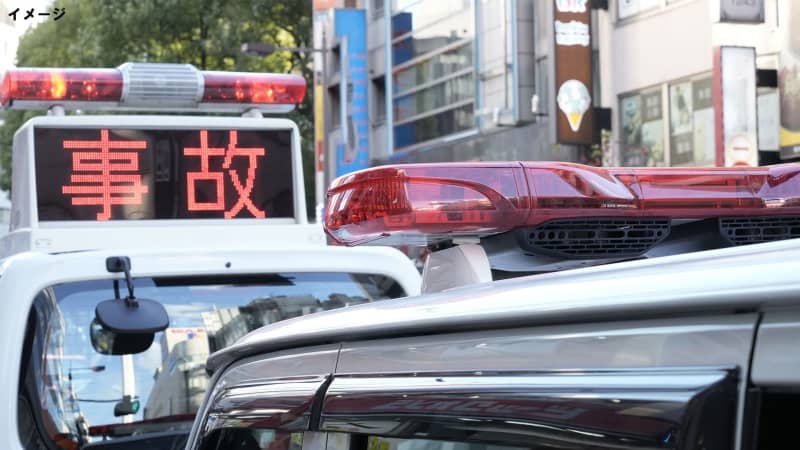 自転車の男性が車にはねられ意識不明の重体　ヘルメット着用は不明