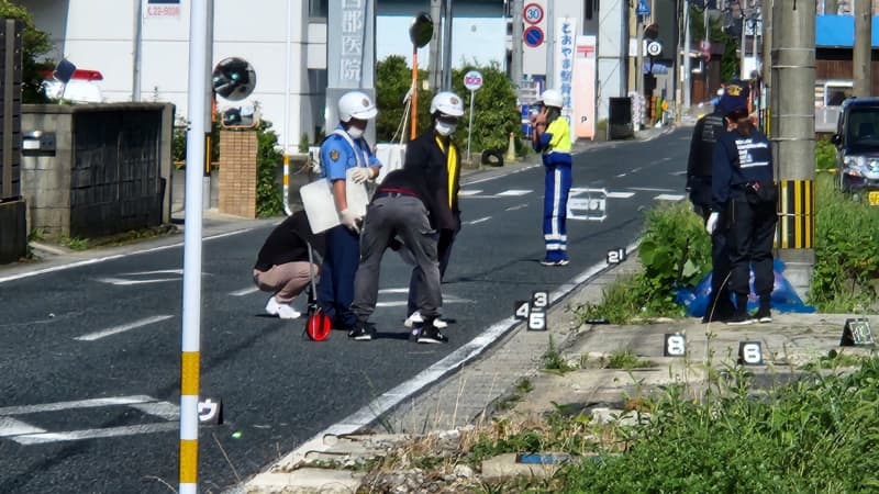 A man hit by a hit-and-run investigation car was seriously injured Oita