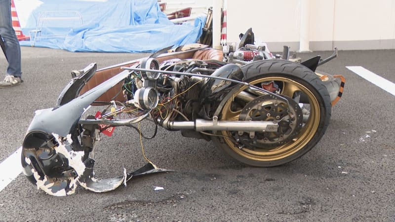 After a 2.6km getaway, the motorcycle that escaped from the pursuit of the police car reversed the national highway and collided with the truck.