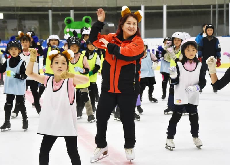 Former Olympic athletes and skating "fun" 200 children in Mr. Watabe's classroom in Sapporo