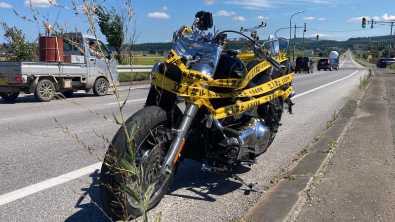A 61-year-old man on a motorcycle, thigh, was found to have collided with the car in front of him when he overtook him.
