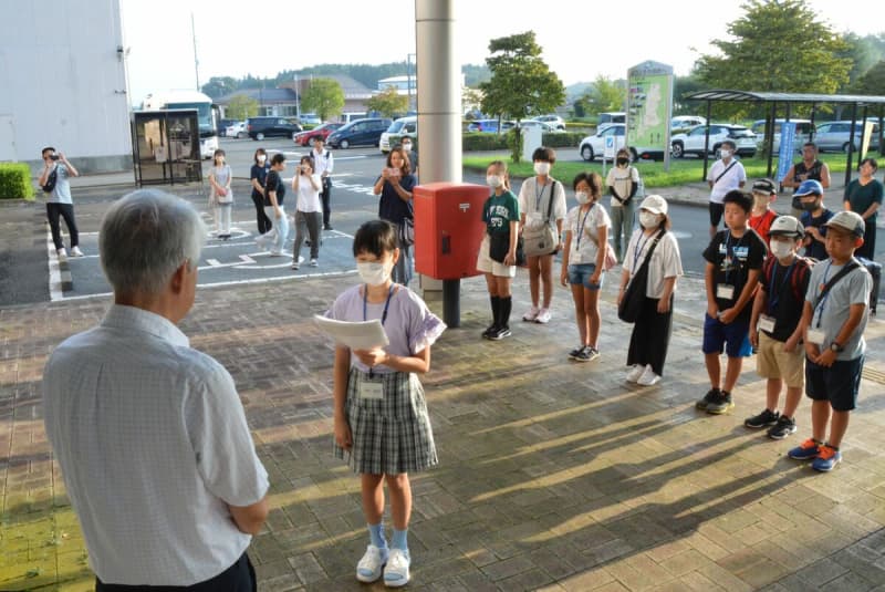 Elementary school students from Ichikai-cho leave for exchange city Miyakojima Children "To be impressed and learn a lot"