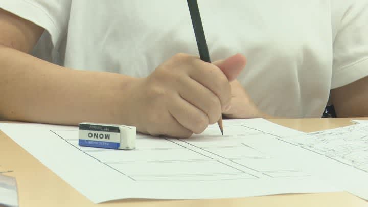 Junior high school students hold a "Manga Cram School" where professionals teach them how to draw manga Students challenge themselves to create four-panel comics