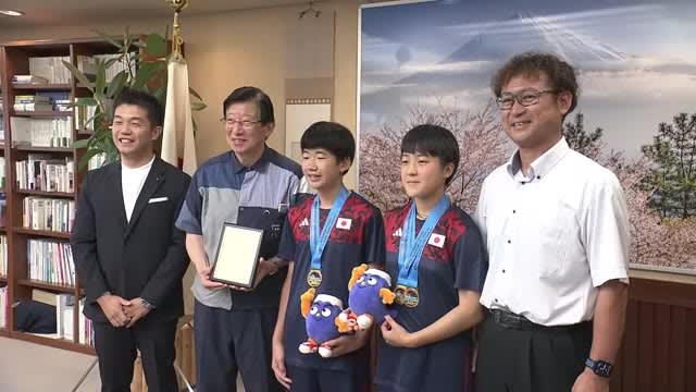 A junior high school student who won the jump rope world championship shows his splendid skills to the governor Held in the United States in July Shizuoka Prefecture