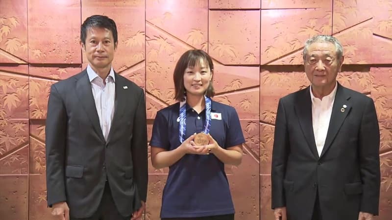 World Para Athletics Bronze Medal Maya Nakanishi visits the Governor of Hiroshima Prefecture She moved to Hiroshima last year