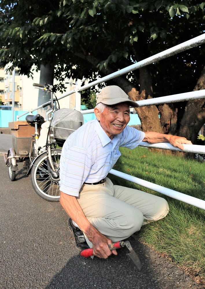 Picking up trash on a tricycle Mr. Tadanetsu Akase (81) from Higashi-Nagasaki As he continues, he becomes a local celebrity