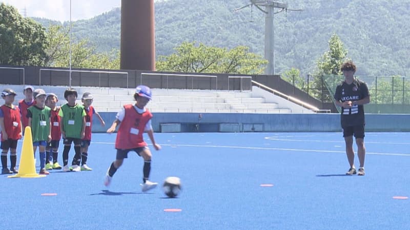 Support soccer in Hiroshima!Hisato Sato teaches children