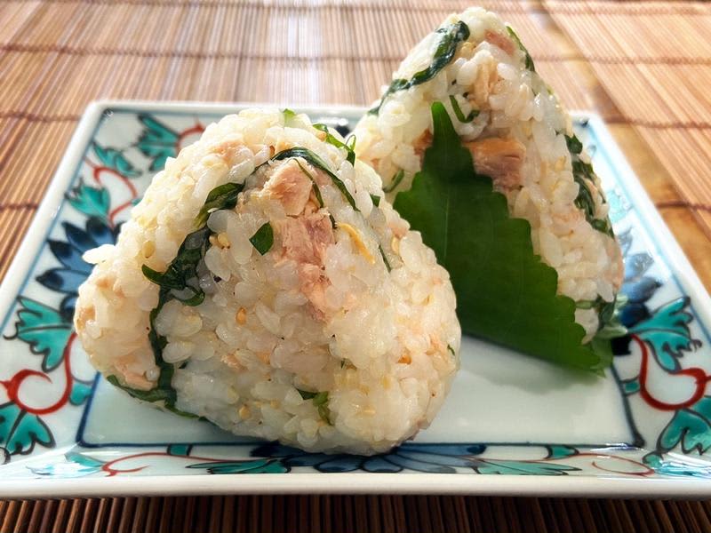 I want to make various things! “Perilla and fish” rice ball recipe