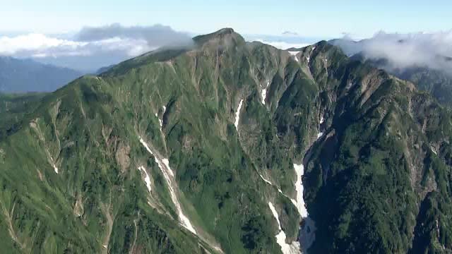 北アルプス鹿島槍ヶ岳の吊尾根付近で約10m滑落　愛知県の50代女性けが　あす県警ヘリで救助予定