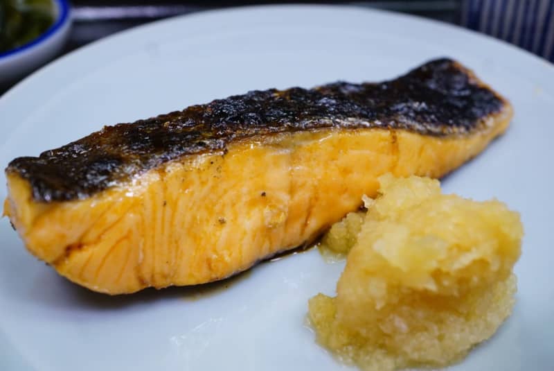 【築地】鮭の照焼がこんなにも魅力的だったとは！行列店の主役が際立つ究極の定食