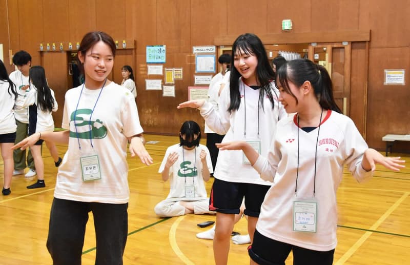 Dancing and cooking Deepening ties between Japan and South Korea Sapporoseki high school students interact with Seoul students