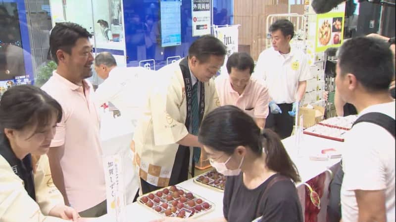 Governor Hase himself is the top seller...Fruit Ruby Roman and Kaga Shizuku from Ishikawa Prefecture Tasting event at Kanazawa Station