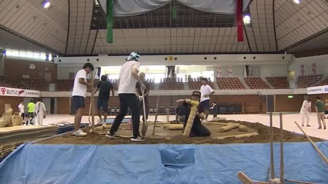 Local high school students and volunteers participate in the preparation of the ring in front of the "Grand Sumo Kurobe Tournament"... After completion, there is also a Shinto ritual to pray for safety.