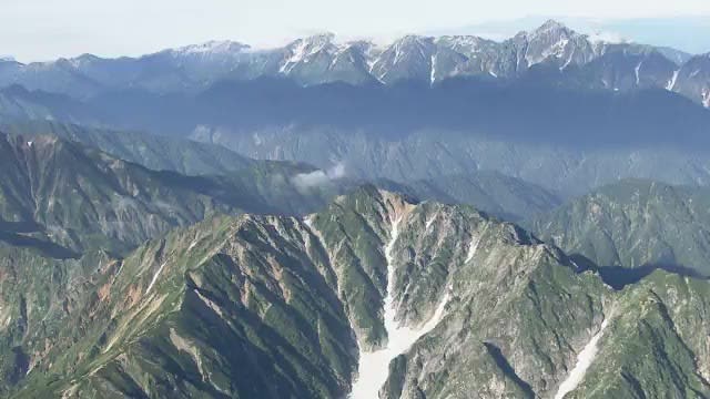 北アルプス唐松岳で転倒　40代男性が重傷　鹿島槍ヶ岳で約10m滑落　50代女性が軽傷　県警ヘリで救助
