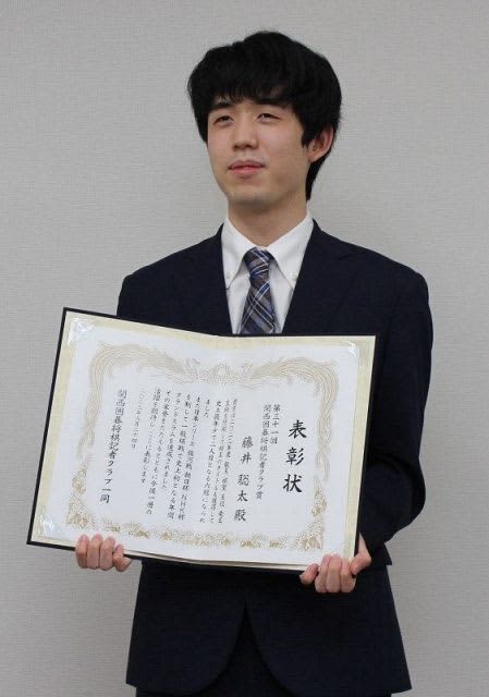 Fujii seven crowns and Iyama two crowns awarded Kansai Go Shogi Press Club Award