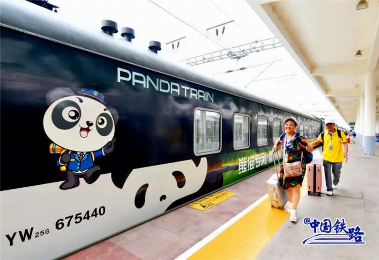 The ``Panda Special Train'' that tours 17 tourist spots in 24 days is a hot topic-China