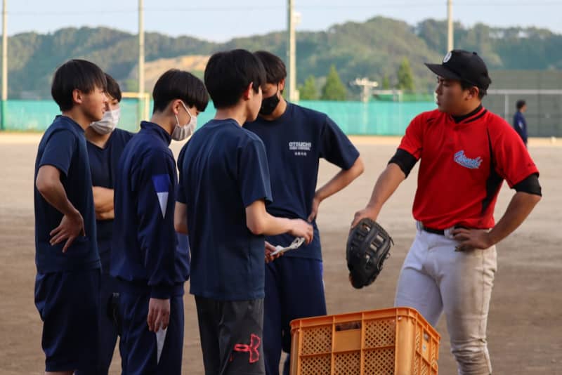 "Playing Baseball" At Otsuchi High School in Iwate, which was hit by the tsunami, the lone baseball club member supported by his classmates played hard in the final tournament