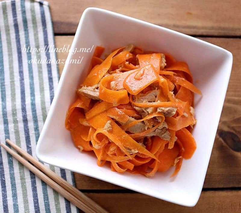 If you have one left over, this is it!A colorful side dish of "carrot x canned tuna" that can be made in the microwave