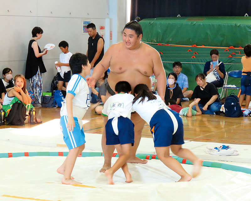 Compete with a local sumo wrestler!Sumo class in Soka, 3 people from Otekaze stable in the city participated.