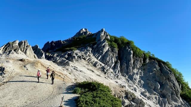 Climbing the "Northern Alps" with two high school girls! "Departure Morning Scream" Edition