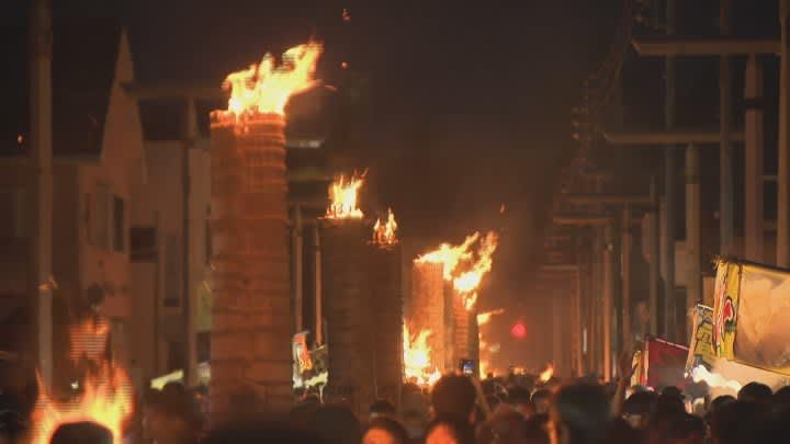 富士山の夏山シーズンに終わりを告げる「吉田の火祭り」　過ぎゆく夏を惜しむ　山梨・富士吉田市