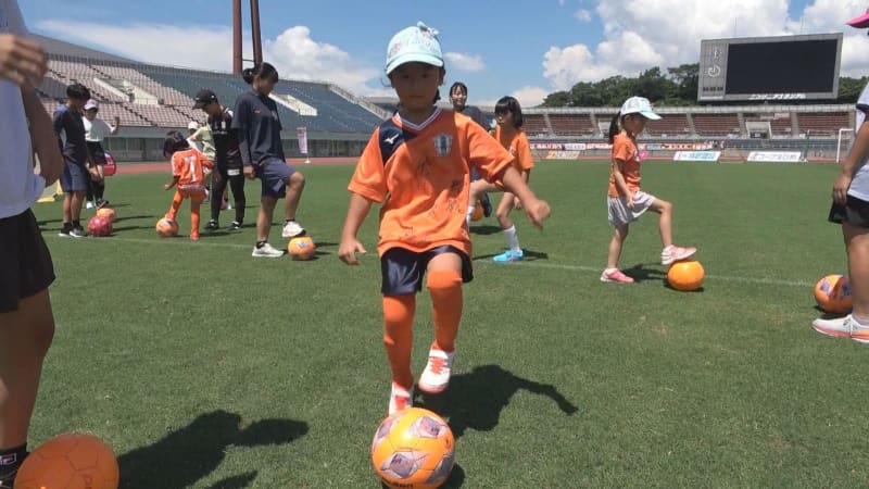 走って！蹴って！園児や小学生がサッカー楽しむ ガールズサッカーフェスティバル