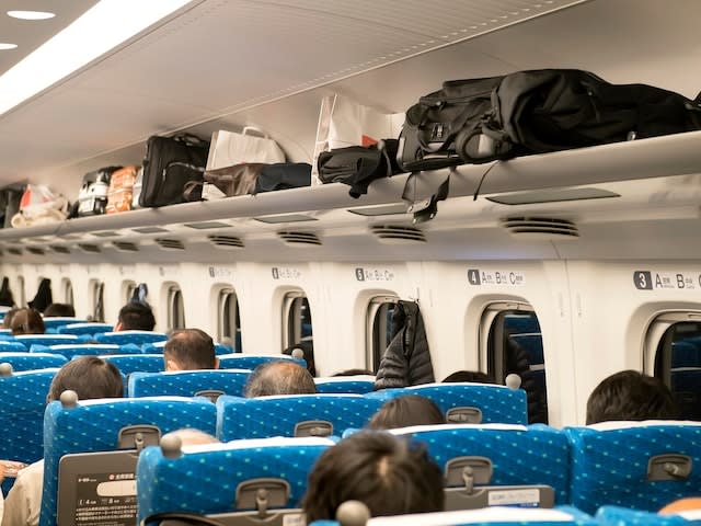 The ban on rotating Shinkansen seats has also been lifted...Is there a way to talk to noisy people in "public places" to avoid getting in trouble?