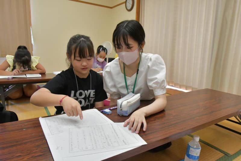 High school students help with summer vacation homework Elementary school guidance Ibaraki Itako