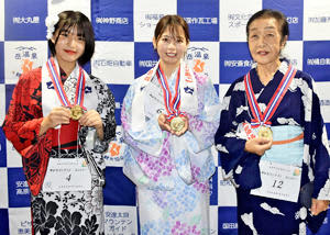 Dake Onsen Bon Odori, Mr. Suenaga and others win Yukata examination, gorgeous ... surrounded by towers