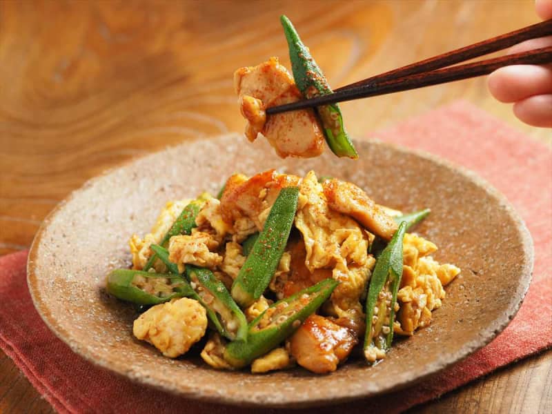A colorful side dish♪ Delicious and nutritious "Chicken breast and okra teriyaki with oyster sauce"