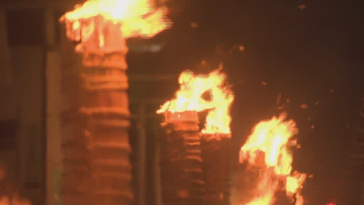 110本の大松明の火が富士山の夏に終わりを告げる　日本三奇祭の一つ「吉田の火祭り」　山梨