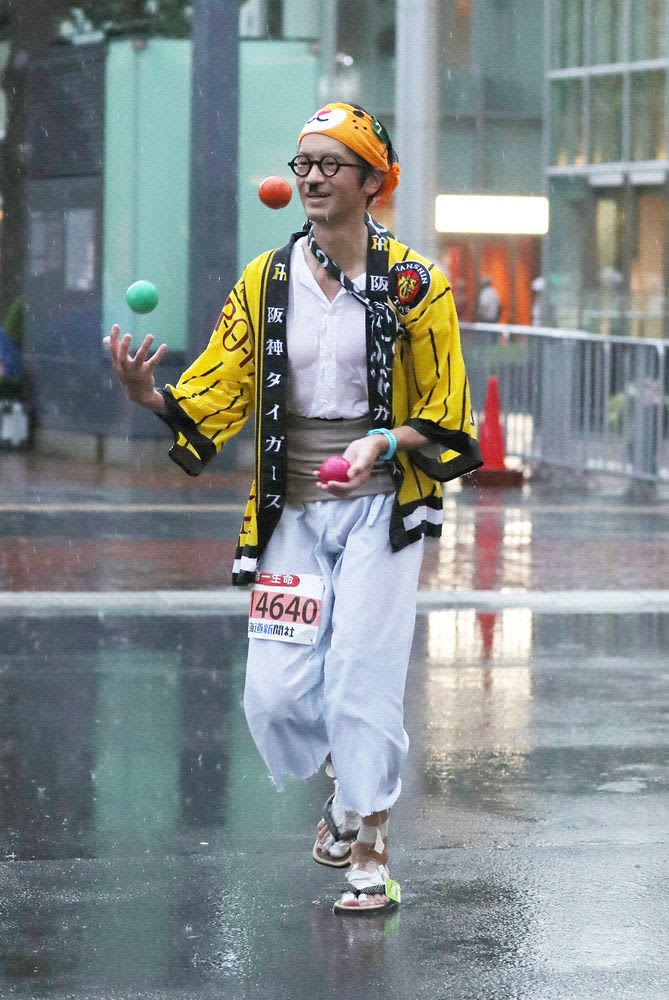Hokkaido Marathon Run in costume, everyone smiles, despite the heat and rain