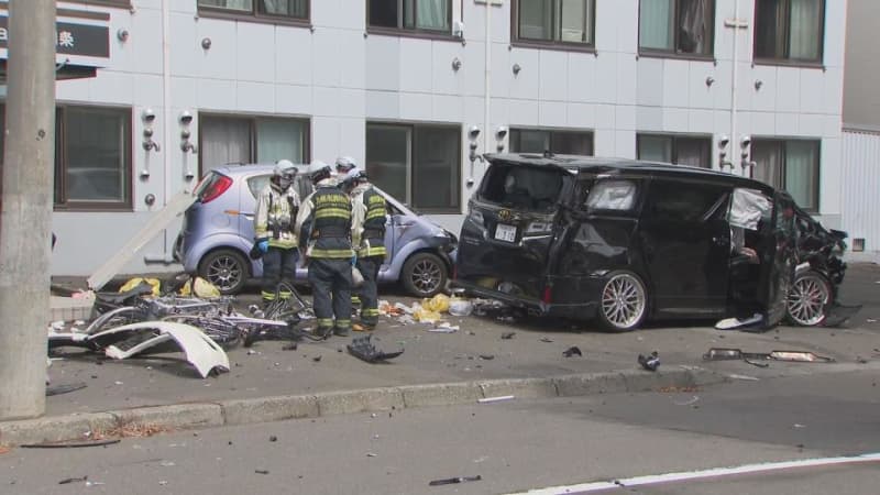 Breaking news In Higashi-ku, Sapporo, an accident involving three cars or a man in his 20s was transported ... Multiple bicycles were also crushed and collapsed