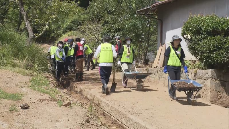 Two weeks after Typhoon No. XNUMX damage, recovery work continues On the morning of the XNUMXth, volunteers scraped mud in the house...