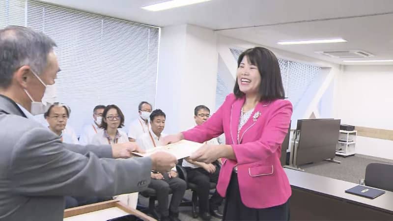 Election certificate for Yumi Sato, the first female mayor of Aichi prefecture Nagakute City, Aichi Prefecture