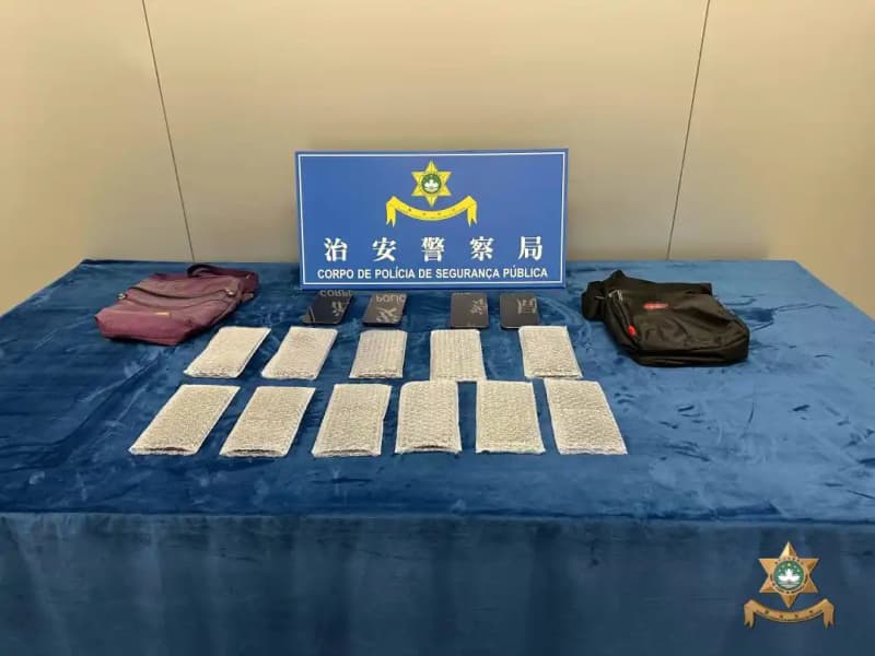 Chinese couple arrested after losing at casino in Macau and reselling counterfeit smartphones to passers-by for a high price