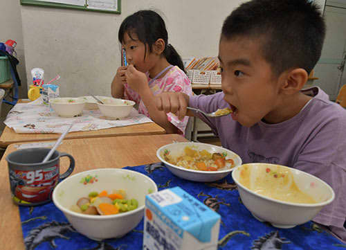 Takatsuki City has started providing permanent free school lunches at municipal elementary schools, and the 9 years of compulsory education combined with junior high school will be free in the north.