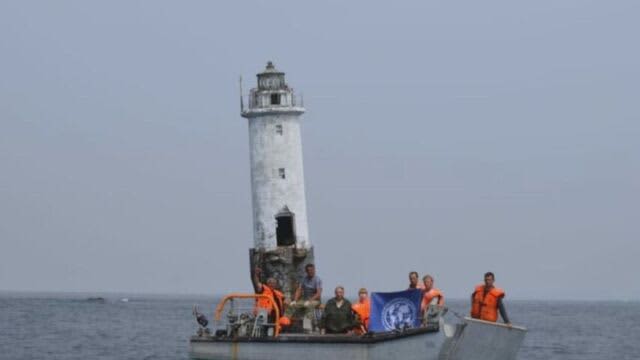 北方領土の貝殻島灯台を背に記念撮影…写真がSNSに投稿される　ロシアによる実効支配アピールか？　